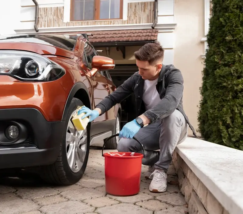 Lavage auto à domicile Pouydesseaux : professionnel intervenant sur un véhicule